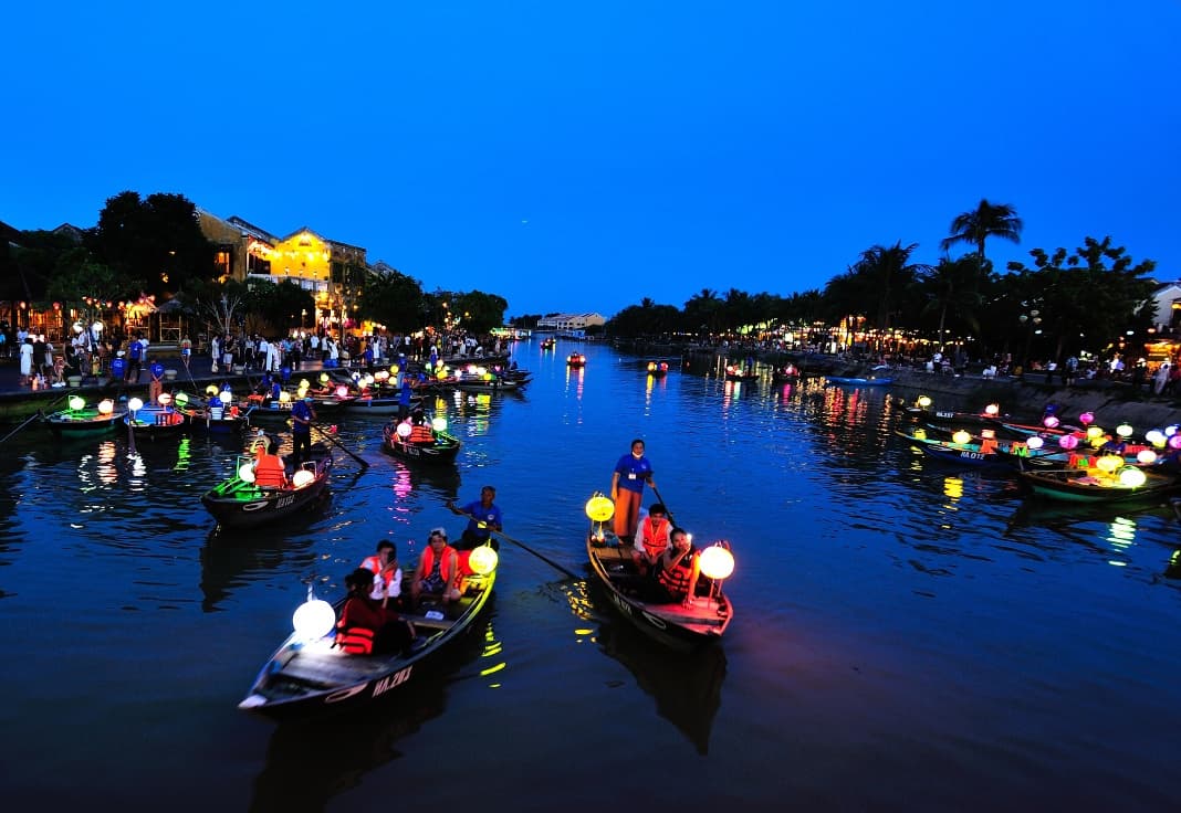 Hoi An Tours: Ancient Town By Night & Lantern Release